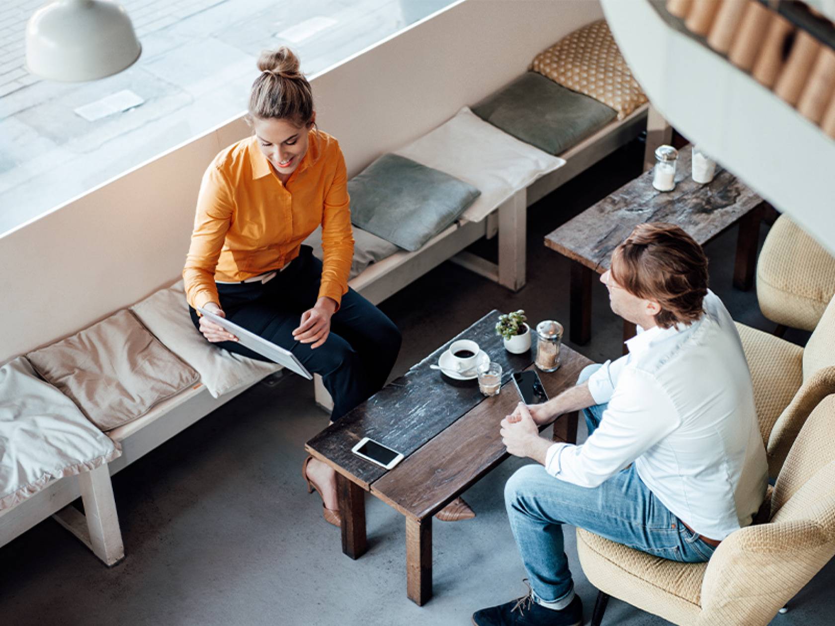 Wiki Schmuckbild 3 Mann und Frau sitzen beim Kaffee