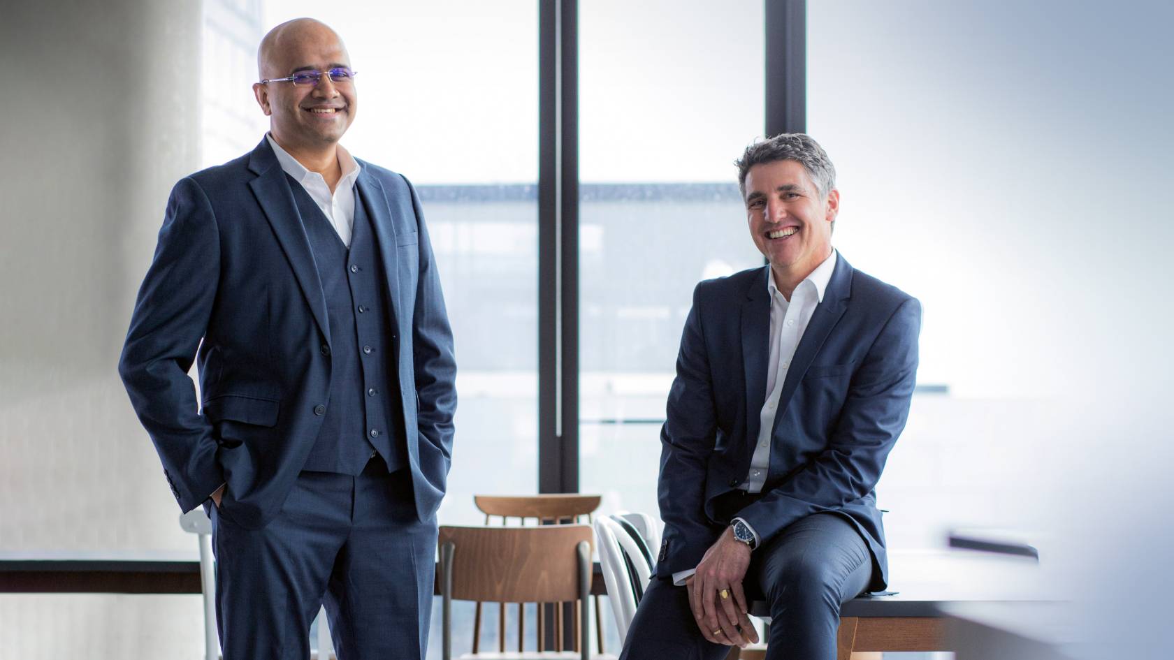 Pritim und Markus stehen in der ATOSS Hall