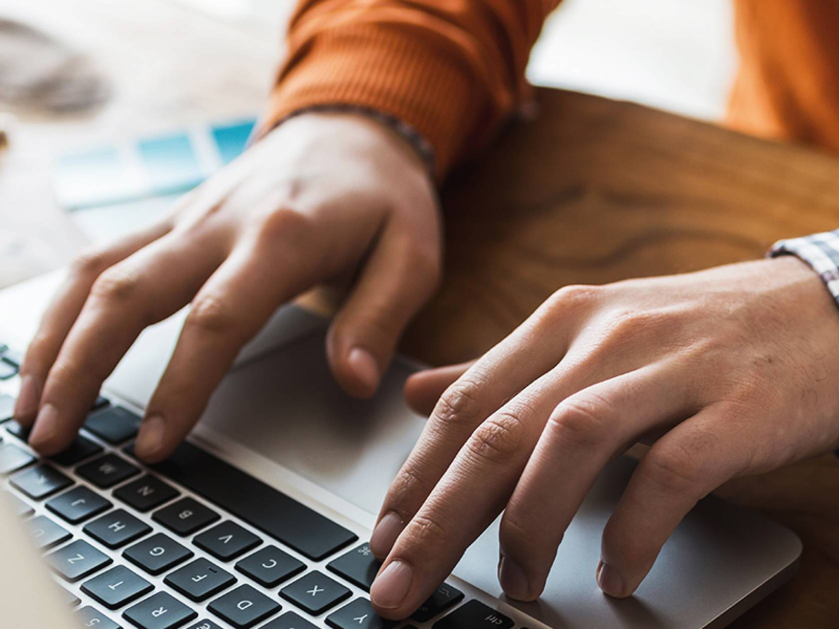 Arbeitszeiterfassung hände tippen auf einem Laptop