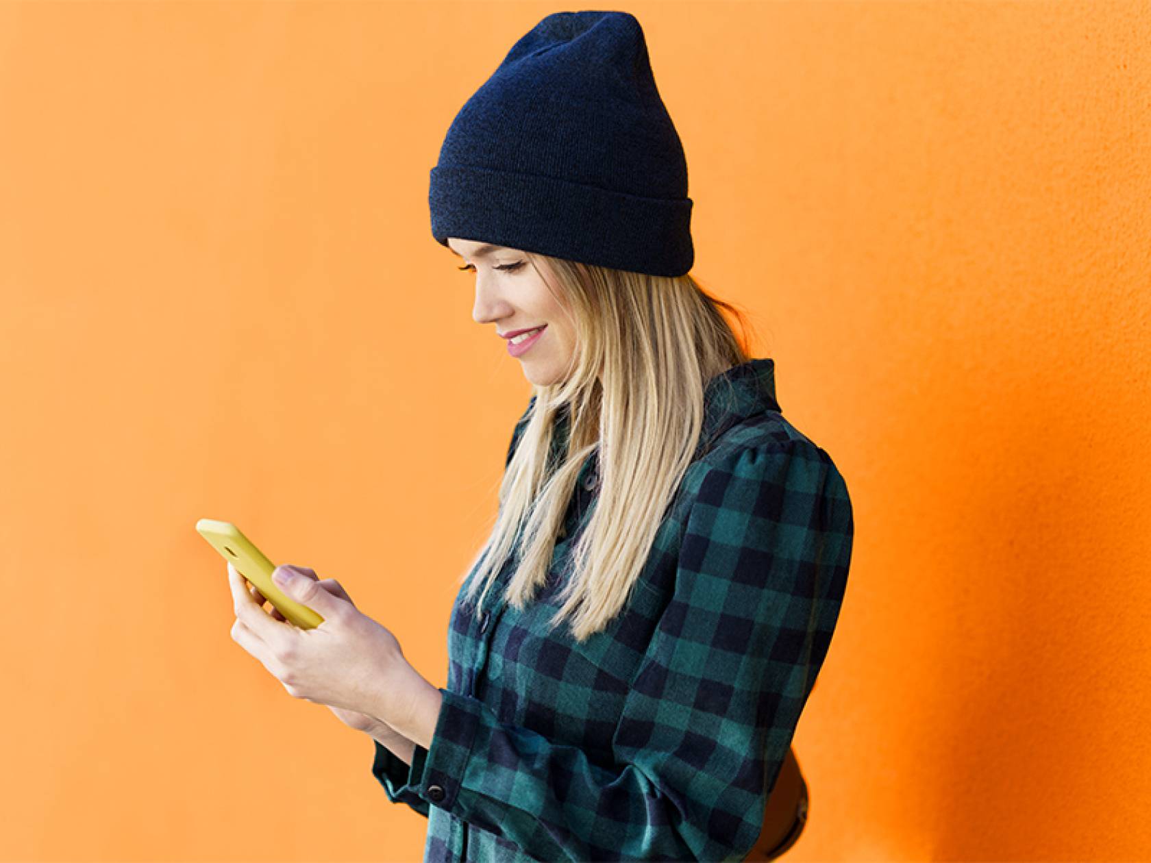 Wiki Schmuckbild 6 Frau mit Mütze schaut auf ein Handy