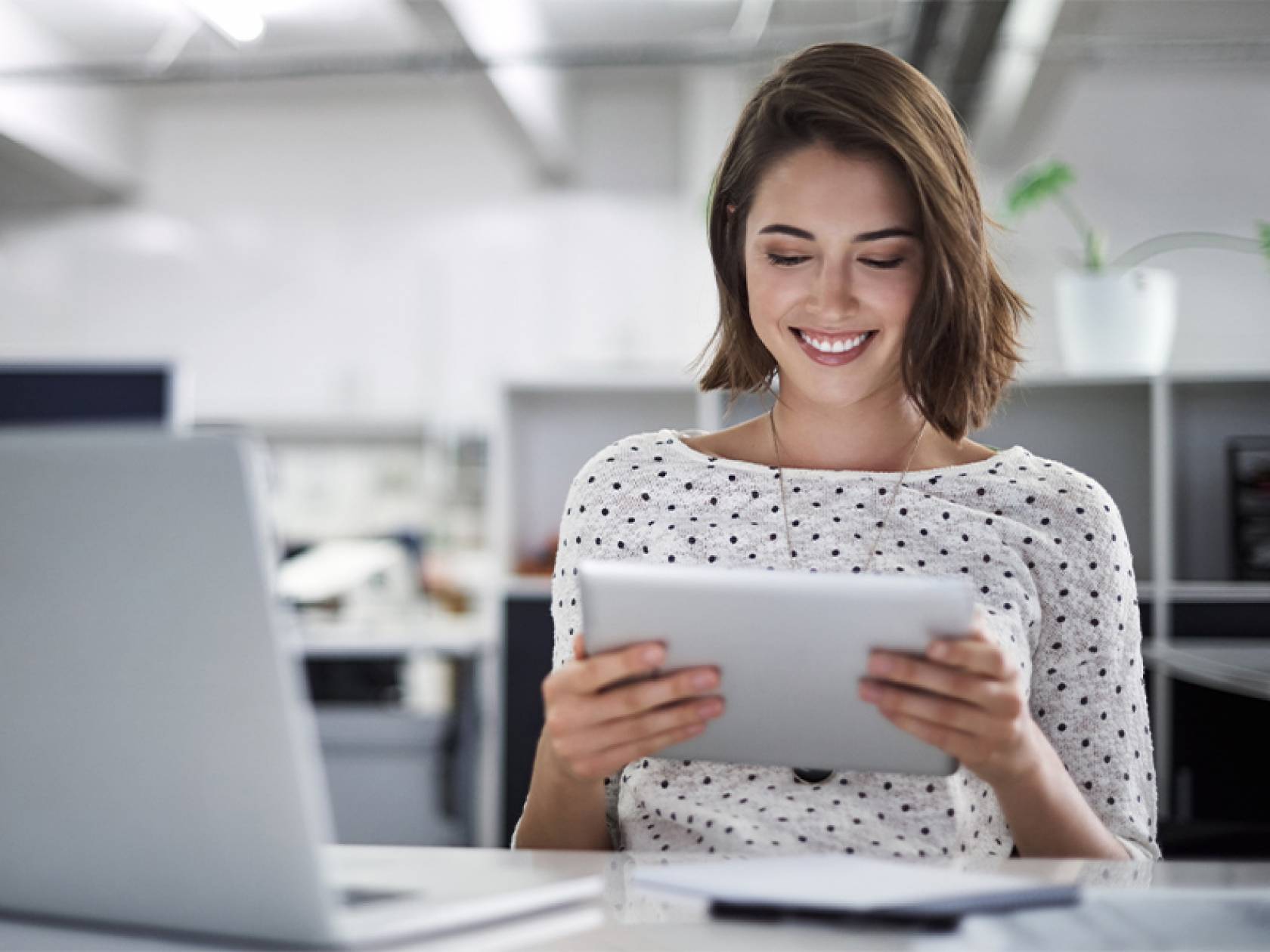 Wiki Schmuckbild 16 Frau mit Tablet in der Hand lacht