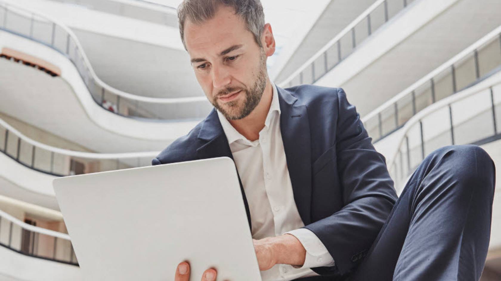 Jetzt im Whitepaper Self Services lesen, wie Mitarbeitende besser integriert werden