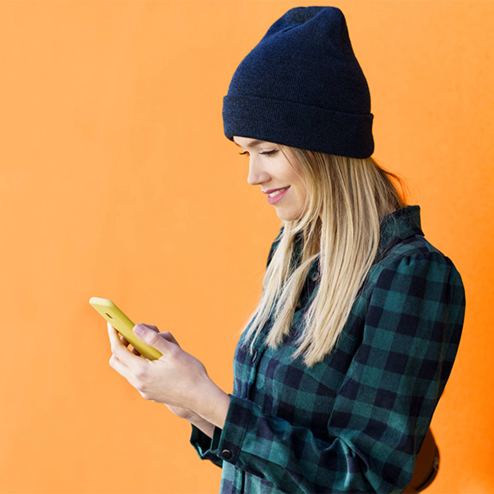 Wiki Schmuckbild 6 Frau mit Mütze schaut auf ein Handy