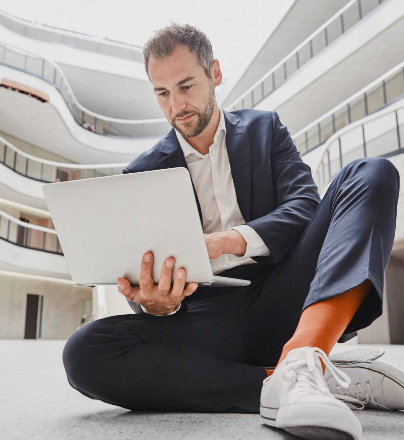 Jetzt im Whitepaper Self Services lesen, wie Mitarbeitende besser integriert werden